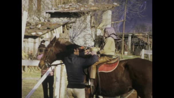 意大利罗马可能在1975年 用这个迷人的视频片段把你自己运送到70年代 一个年轻姑娘骑着马在农场里学习 — 图库视频影像