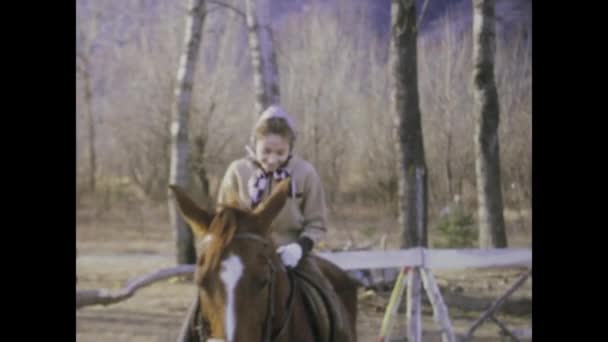 意大利罗马可能在1975年 用这个迷人的视频片段把你自己运送到70年代 一个年轻姑娘骑着马在农场里学习 — 图库视频影像