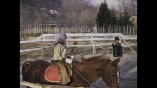 1975 이탈리아 말타는 배우는 소녀의 모습을 매력적 비디오를 가지고 돌아가라 — 비디오