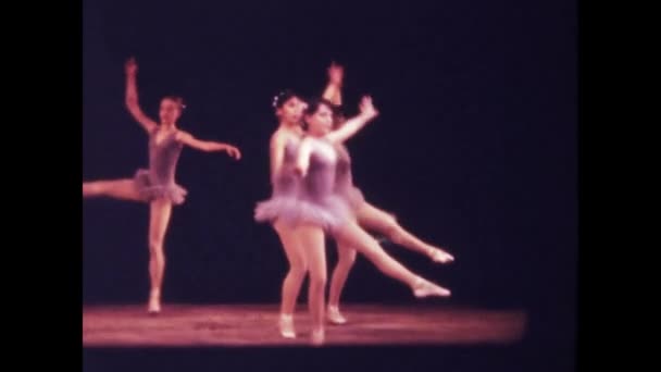 1975年5月 イタリア ローマ 70年代の懐かしいビデオクリップに収められた少女のダンス リサイタルの優雅さと才能を体験 — ストック動画