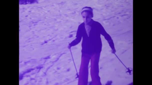 1975年5月 イタリア ローマ このヴィンテージビデオクリップで雪の斜面に大切な家族の瞬間を過ごし 70年代のスキーアドベンチャーを捉えましょう — ストック動画