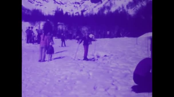 1975 이탈리아 눈덮인 산비탈에서 가족의 순간들을 추억하며 빈티지 비디오 클립으로 — 비디오