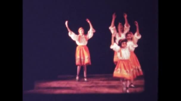 意大利罗马可能在1975年 体验70年代这段怀旧视频中一个年轻女孩的舞蹈表演的优雅和才华 — 图库视频影像