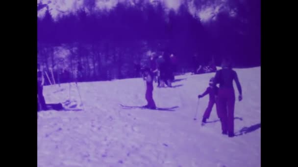 Ρώμη Ιταλία Μάιος 1975 Ξαναζήστε Αγαπημένες Οικογενειακές Στιγμές Στις Χιονισμένες — Αρχείο Βίντεο