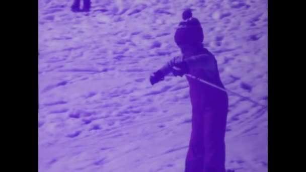 1975年5月 イタリア ローマ このヴィンテージビデオクリップで雪の斜面に大切な家族の瞬間を過ごし 70年代のスキーアドベンチャーを捉えましょう — ストック動画
