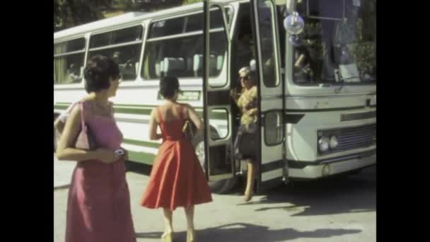 Рим Італія 1975 Відійдіть Назад Часі Побачте Метушливу Сцену Люди — стокове відео