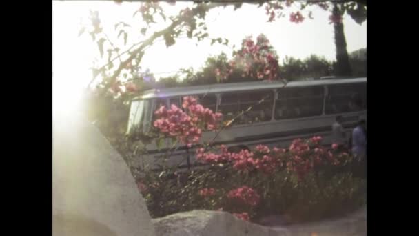 意大利巴勒莫可能会在1975年 回到这个怀旧的视频剪辑里 这个视频剪辑展示了一群在70年代开始公共汽车探险的老年旅行者 — 图库视频影像