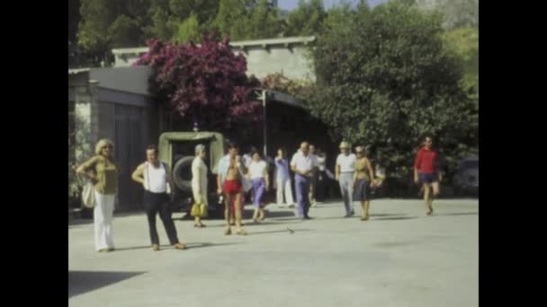 Trapani Ιταλία Ιούνιος 1975 Βυθιστείτε Στο Ιστορικό Ταξίδι Καθώς Τουρίστες — Αρχείο Βίντεο