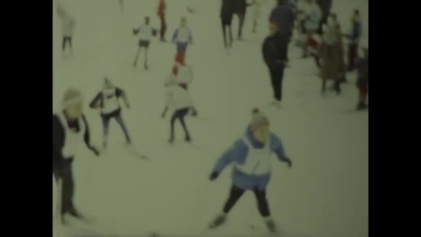 1965年5月デンマーク ヒラーロード 60年代の雪の斜面で子供たちがスキーをしているので 時間を遡り 家族の休暇の楽しい瞬間を再現してください — ストック動画