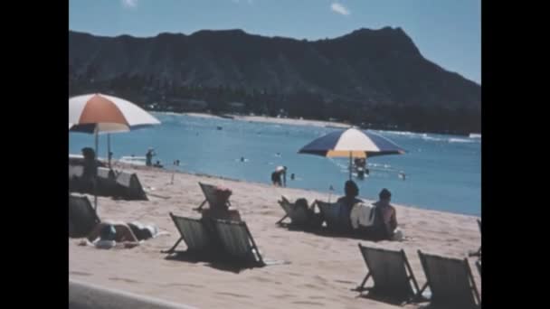 1957年5月 ハワイのワイキキビーチ 1950年代のワイキキビーチの魅惑的な映像にタイムスリップし ハワイの象徴的な目的地の美しさと魅力を紹介します — ストック動画