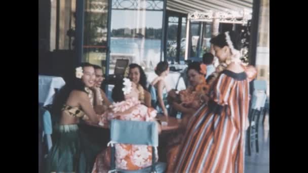 ワイキキビーチ ハワイ1957年5月 伝統舞踊と魅惑的な音楽で満たされた1950年代の古典的なハワイの公演の活気ある雰囲気に浸る — ストック動画