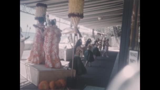 ワイキキビーチ ハワイ1957年5月 伝統舞踊と魅惑的な音楽で満たされた1950年代の古典的なハワイの公演の活気ある雰囲気に浸る — ストック動画