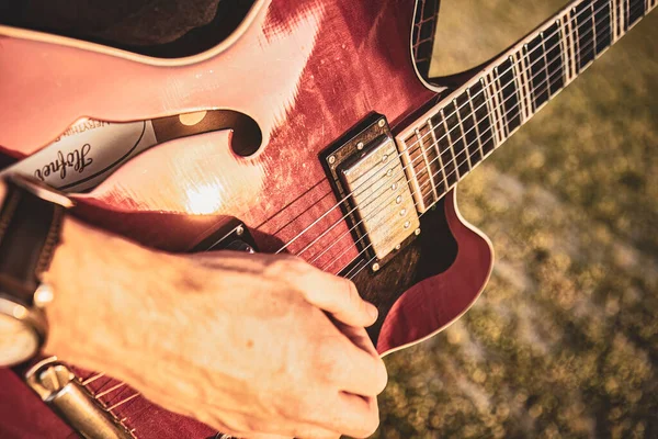 Detalhe Close Uma Mão Dedilhando Uma Guitarra Livre — Fotografia de Stock