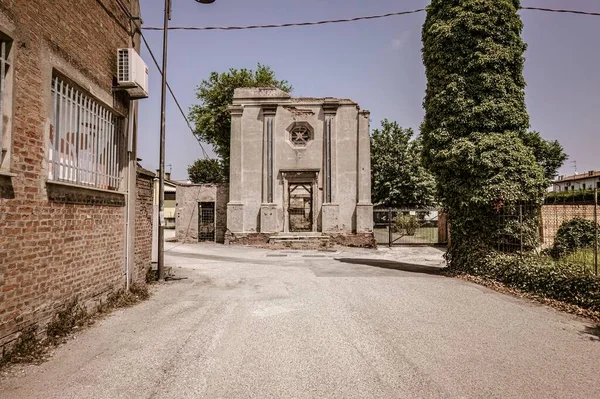 歴史と謎に包まれた古い放棄された教会の驚くほど美しいイメージ — ストック写真