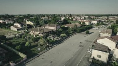 Resmedilmeye değer kırsal kesimin ortasına kurulmuş tuhaf bir yerleşim yerinin cazibesini keşfedin..