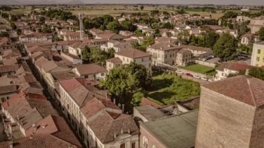 Eski bir İtalyan köyü olan Lendinara 'nın zamansız cazibesini yansıtan hava görüntüleri çatılar ve evler sergiliyor..