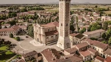 İtalya, Lendinara 'daki Santa Sofia Kilisesi ve çan kulesinin üzerinde günbatımını gösteren bir video..