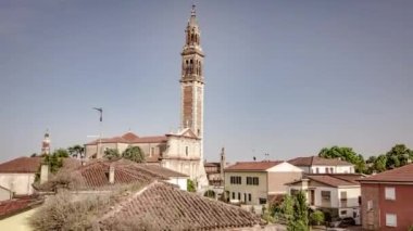 İtalya, Lendinara 'daki Santa Sofia Kilisesi ve çan kulesinin üzerinde günbatımını gösteren bir video..