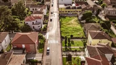 Bir dron, güneş batarken tuhaf bir köyde sakin bir trafik görüntüsü yakalıyor..