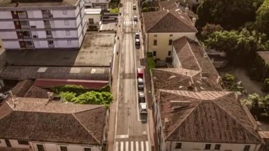 Bir dron, güneş batarken tuhaf bir köyde sakin bir trafik görüntüsü yakalıyor..