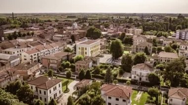 Eski bir İtalyan köyü olan Lendinara 'nın zamansız cazibesini yansıtan hava görüntüleri çatılar ve evler sergiliyor..