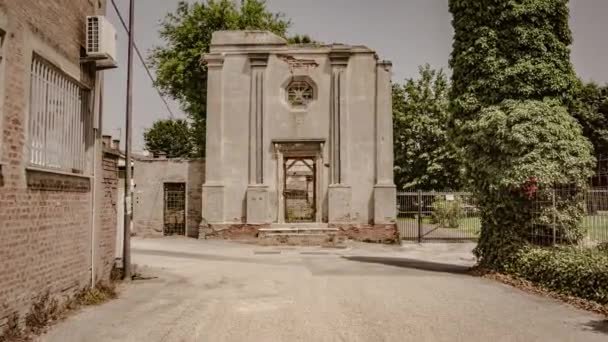 Explora Belleza Inquietante Una Pequeña Iglesia Abandonada Descomposición Que Lleva — Vídeo de stock