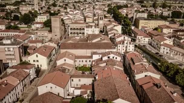 古代イタリアの村レンディナーラの時代を超えた魅力を捉えた空撮映像では 屋根や家を紹介しています — ストック動画