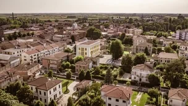古代イタリアの村レンディナーラの時代を超えた魅力を捉えた空撮映像では 屋根や家を紹介しています — ストック動画