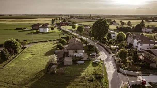 Captura Drones Casas Encantadoras Aninhadas Entre Campos Durante Pôr Sol — Vídeo de Stock