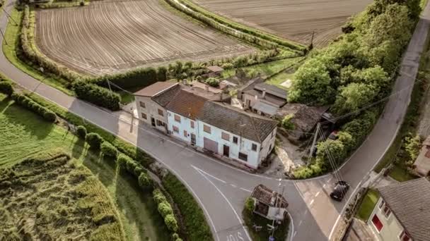 Captura Casas Encantadoras Entre Campos Durante Atardecer Italia Rural — Vídeos de Stock
