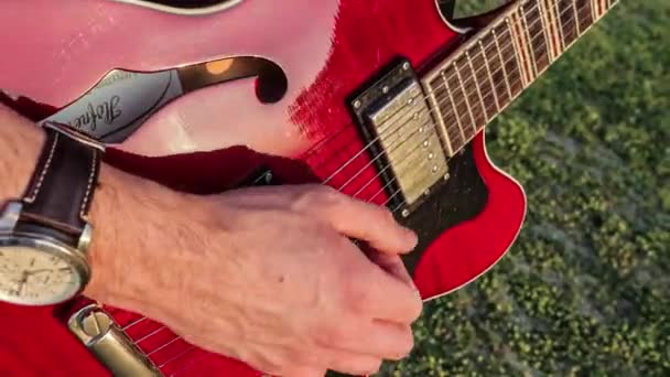 Testemunhe Arte Guitarra Tocando Através Deste Clipe Vídeo Close Capturando — Vídeo de Stock