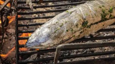 Tonnarella balığını ızgarada pişirme sürecini gösteren bir video klip..