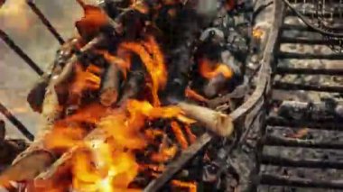 Tonnarella balığını ızgarada pişirme sürecini gösteren bir video klip..