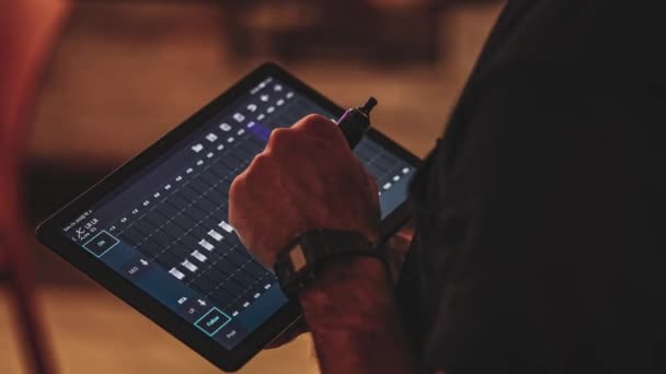 Video Ingeniero Sonido Ajustando Los Niveles Audio Una Tableta Durante — Vídeo de stock