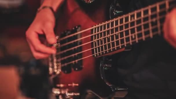 Close Vídeo Clipe Uma Mão Habilmente Tocando Uma Guitarra Baixo — Vídeo de Stock