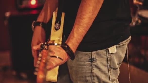 Close Vídeo Mão Músico Tocando Uma Guitarra Elétrica — Vídeo de Stock