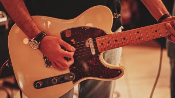 Vídeo Cerca Mano Músico Tocando Una Guitarra Eléctrica — Vídeo de stock