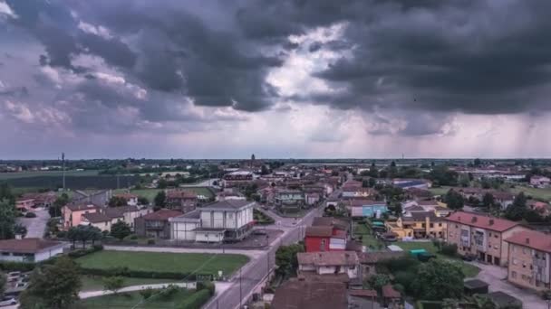 Hyperlapse Luchtopname Van Een Stad Onder Dramatische Vorming Van Onweerswolken — Stockvideo