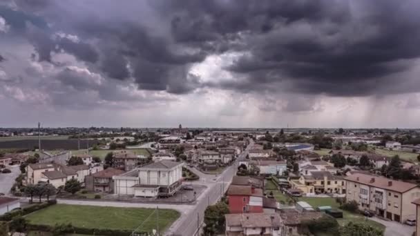 雷雨の雲の劇的な形成の下で町をキャプチャする超高速航空ビデオ — ストック動画