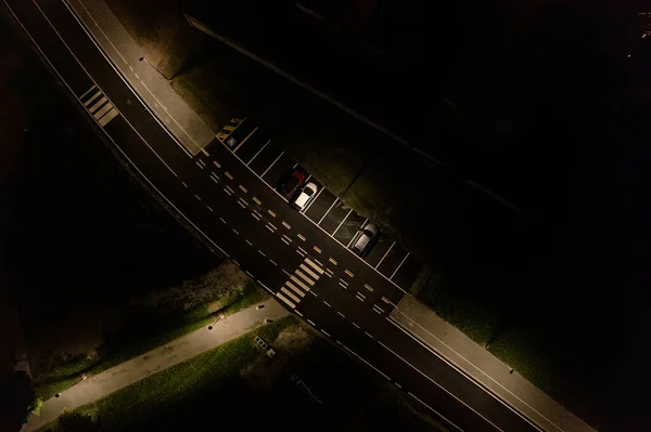 Éjszakai Kilátás Egy Kis Halványan Megvilágított Közúti Parkolóhelyre — Stock Fotó