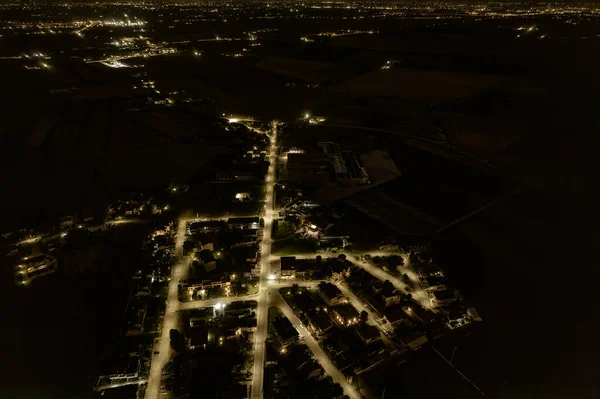 Geceleri Şehrin Havadan Görünüşü Sokak Işıkları Büyüleyici Bir Manzara Yaratıyor — Stok fotoğraf