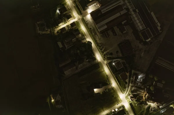 Widok Lotu Ptaka Miasto Nocy Światłami Ulicznymi Tworzącymi Czarującą Scenę — Zdjęcie stockowe