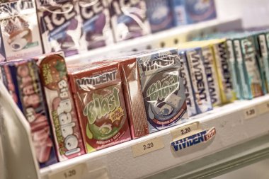 Masi, İtalya 7 Haziran 2023: Bir mağazada çeşitli şeker ve sakız satışı için raflar.