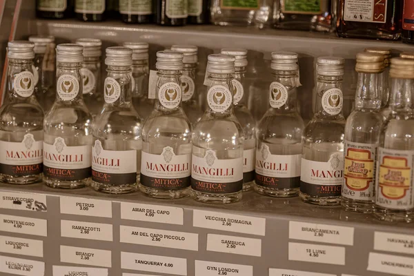 2023年6月7日 意大利马赛 一个小型酒瓶零售展销会 可在货架上出售 — 图库照片