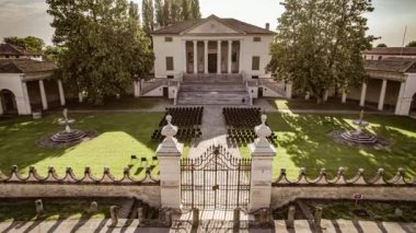 Fratta Polsine 'de bulunan Villa Badoer adlı mimari harikanın çarpıcı hava görüntüsü..
