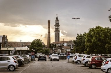 İtalya, Lendinara 'daki Santa Sofia Kilisesi' nin çarpıcı çan kulesi..