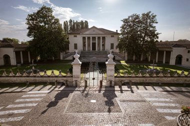 Muhteşem Villa Badoer, İtalya 'nın Fratta Polesine şehrinde bulunan mimari bir mücevher..
