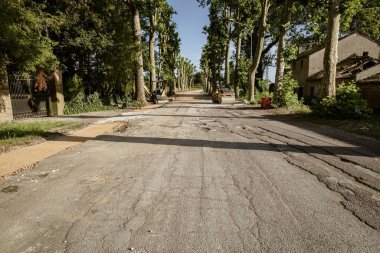 İtalya 'da onarım ve onarım aşamasındaki bozuk bir yolu gösteren bir fotoğraf..