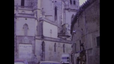 Manacor, İspanya Haziran 1984: İspanya 'nın Manacor kentindeki tarihi bir kilise olan Parrquia de la Mare de Du dels Dolors' un arşiv videosu