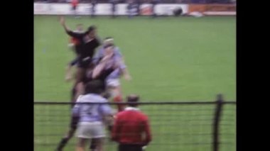 Paris, Fransa 1975: 70 'lerin tarihi videosu canlı bir rugby oyununun ruhunu ve yoğunluğunu yansıtıyor.